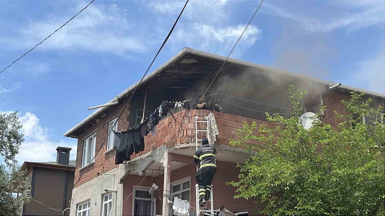 Kocaeli’nin Darıca ilçesinde boş bir binada çıkan yangın sebebiyle yandaki