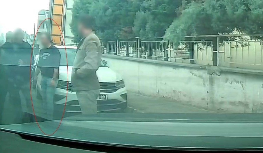 Kocaeli’nin Körfez ilçesinde iki ilkokul öğrencisi kız çocuğunu okul ve