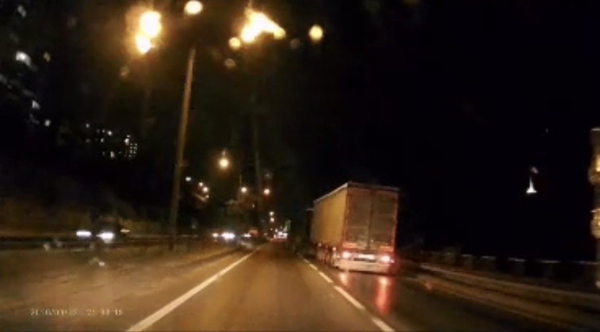Gemlik’ten Bursa istikametine seyir halinde olan bir tır, Dörtyol mevkiindeki