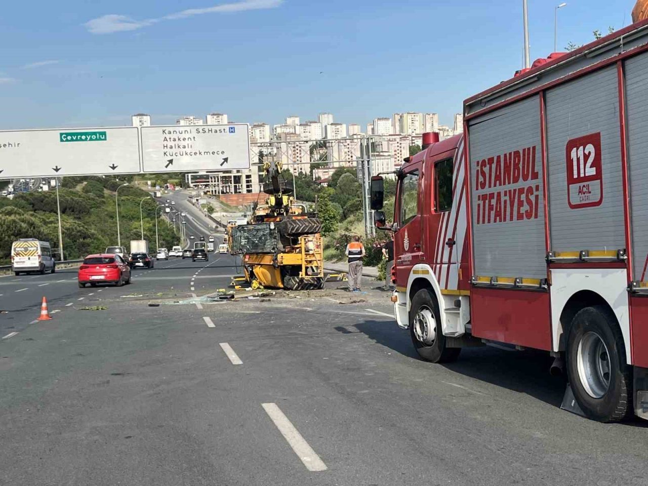 İstanbul Küçükçekmece’de iş makinesi taşıyan çekici, kontrolden çıkarak devrildi. Kazada