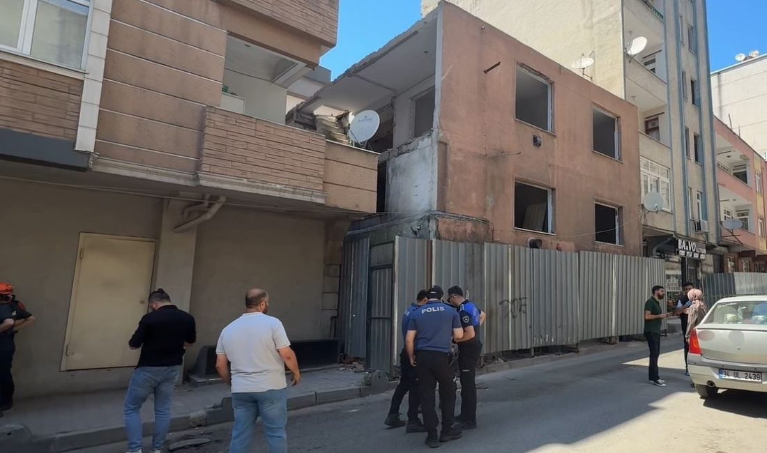 Küçükçekmece’de kentsel dönüşüm kapsamında boşaltılan bir binanın yıkımı sırasında göçük