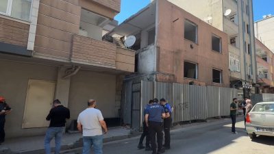 Küçükçekmece’de kentsel dönüşüm kapsamında boşaltılan bir binanın yıkımı sırasında meydana