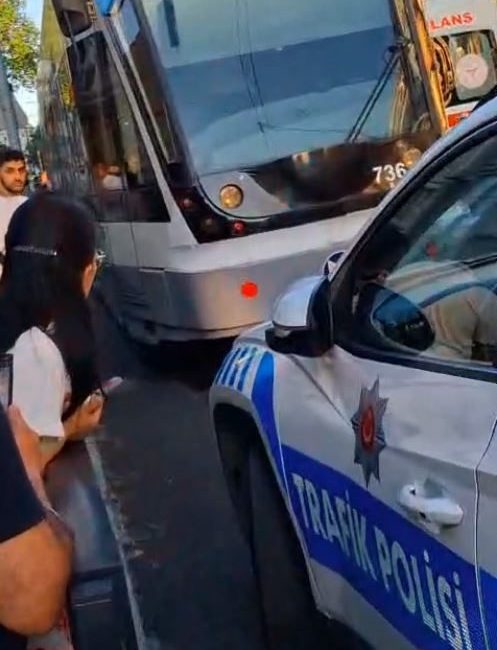 İstanbul Fatih’te raylara düşen 6 yaşındaki çocuk, tramvayın altında kalarak