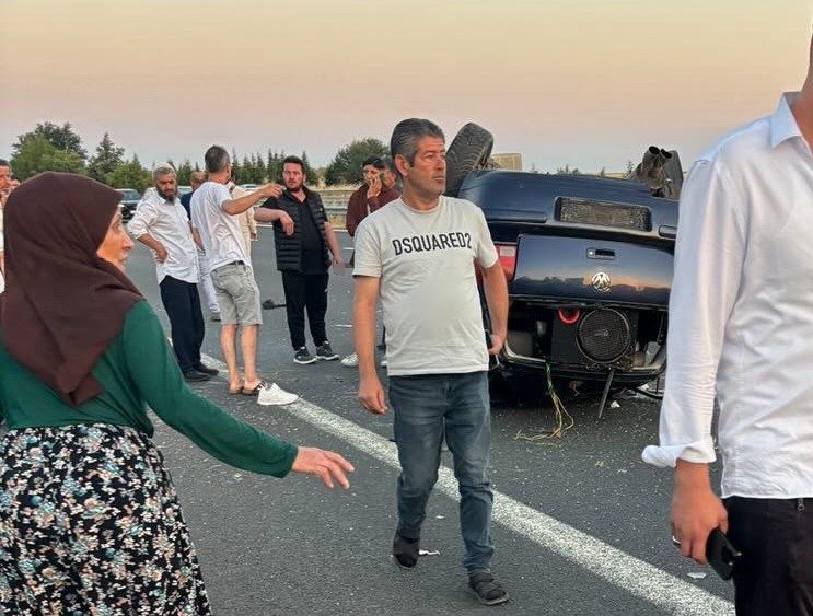 Kırklareli’nin Lüleburgaz ilçesinde lastiğinin patlaması sonucu kontrolden çıkarak bariyerlere çarpıp