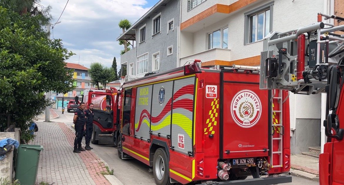Bursa’nın Osmangazi ilçesinde bir apartmandan yükselen yoğun duman ve keskin