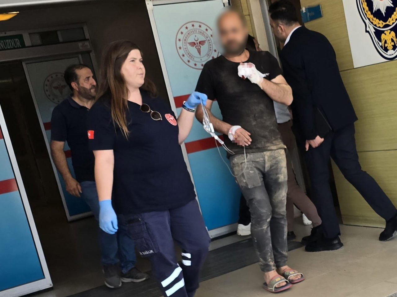 Bursa’da faaliyet gösteren mobilya imalathanesinde meydana gelen olayda elini makineye