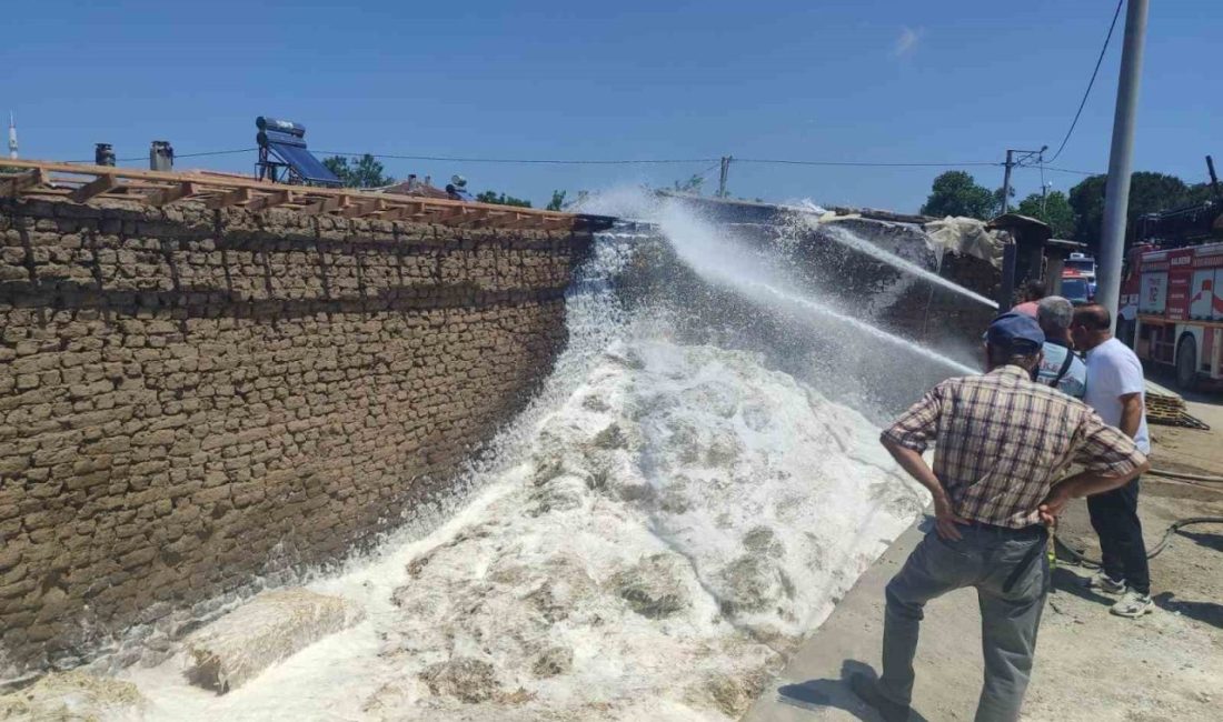 Balıkesir’in Manyas ilçesinde açık alanda çıkan saman balyası yangını, itfaiye
