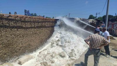 Balıkesir’in Manyas ilçesinde açık alanda çıkan saman balyası yangını, itfaiye