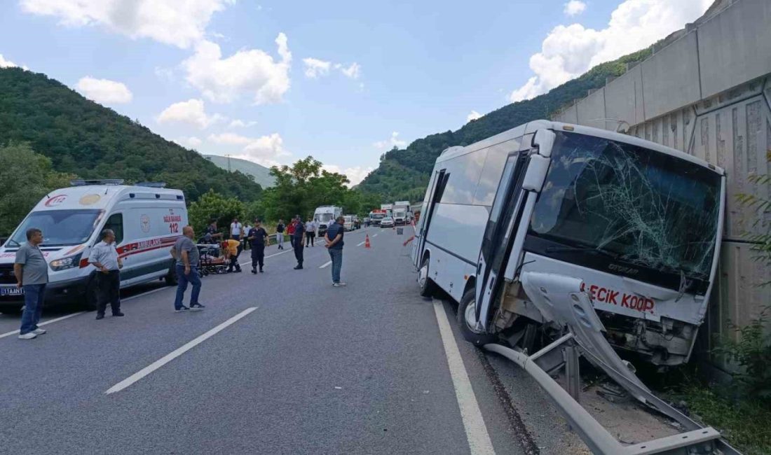 Bilecik’te seyir halindeki midibüs, aynı istikamette seyir halindeki tıra arkadan