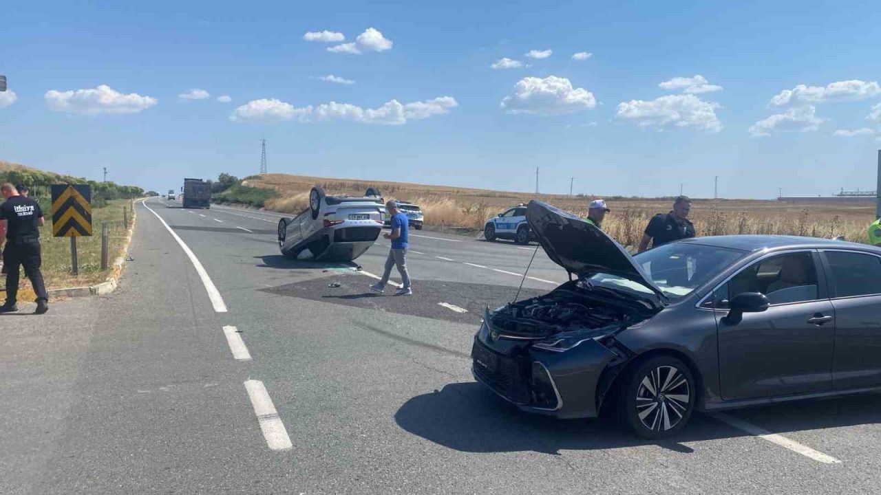 Tekirdağ’ın Muratlı ilçesinde kavşakta bir başka otomobille çarpışan araç, takla