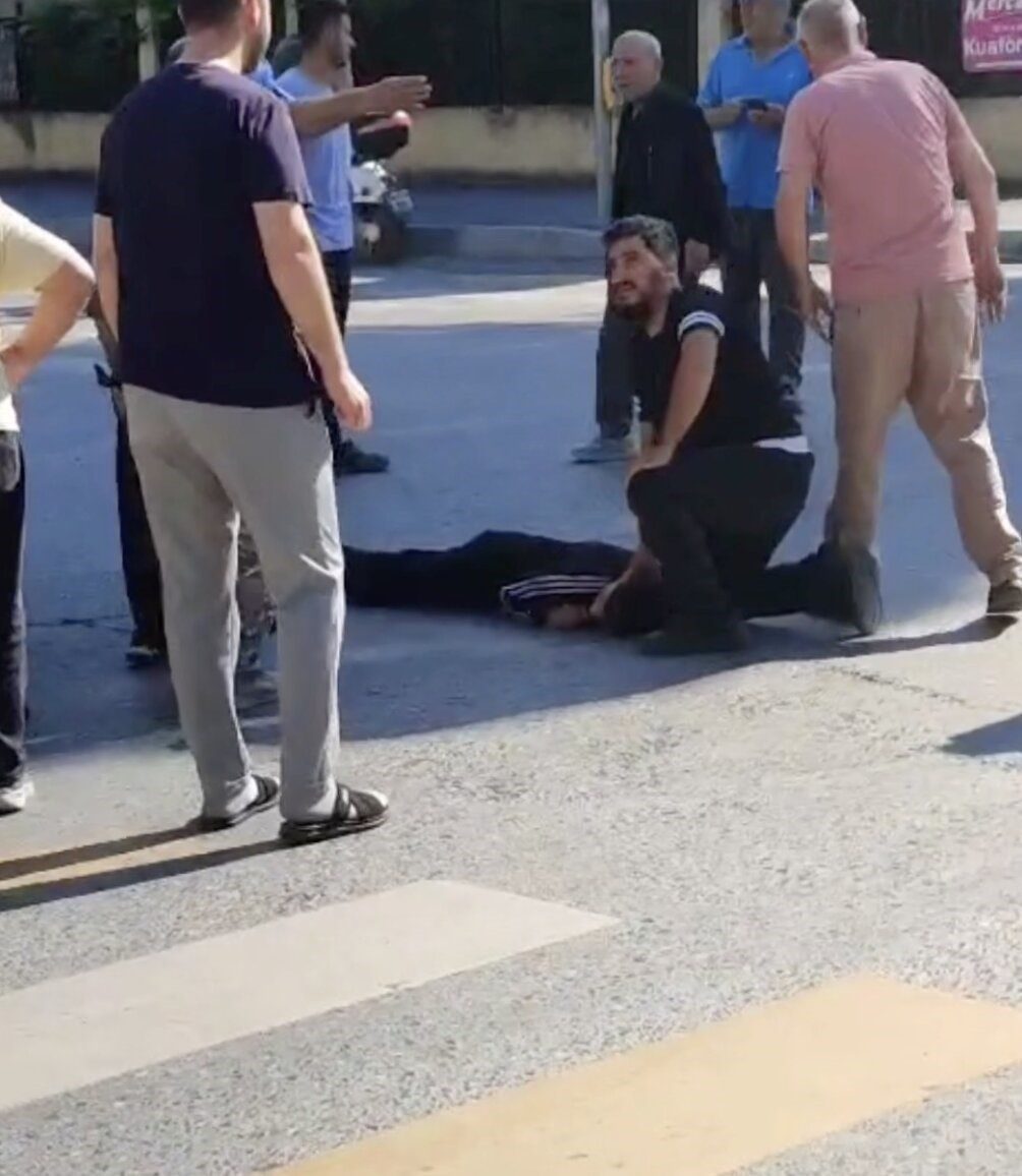 Sakarya’nın Adapazarı ilçesinde okul servisi, scooter kullanan çocuğa çarparak zincirleme
