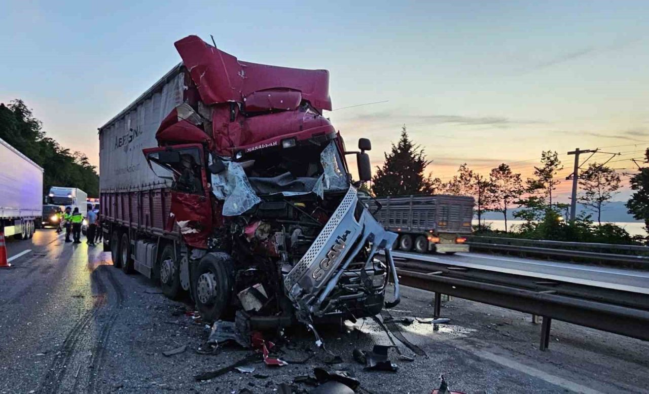 Anadolu Otoyolu Sakarya geçişinde önündeki kamyona çarpması neticesinde hurdaya dönen