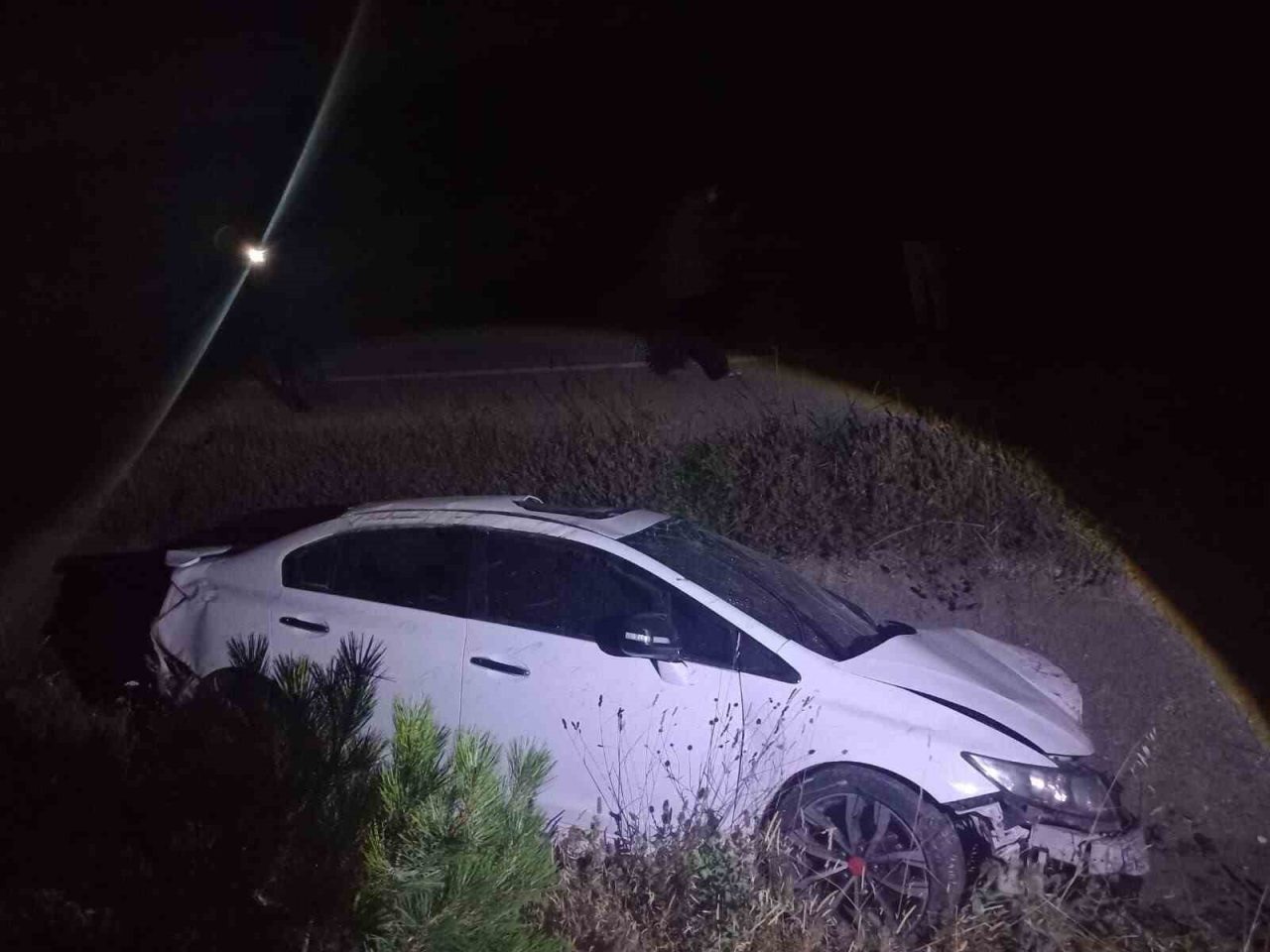 Bilecik’te kontrolden çıkarak su kanalına düşen otomobildeki 1 kişi ağır,