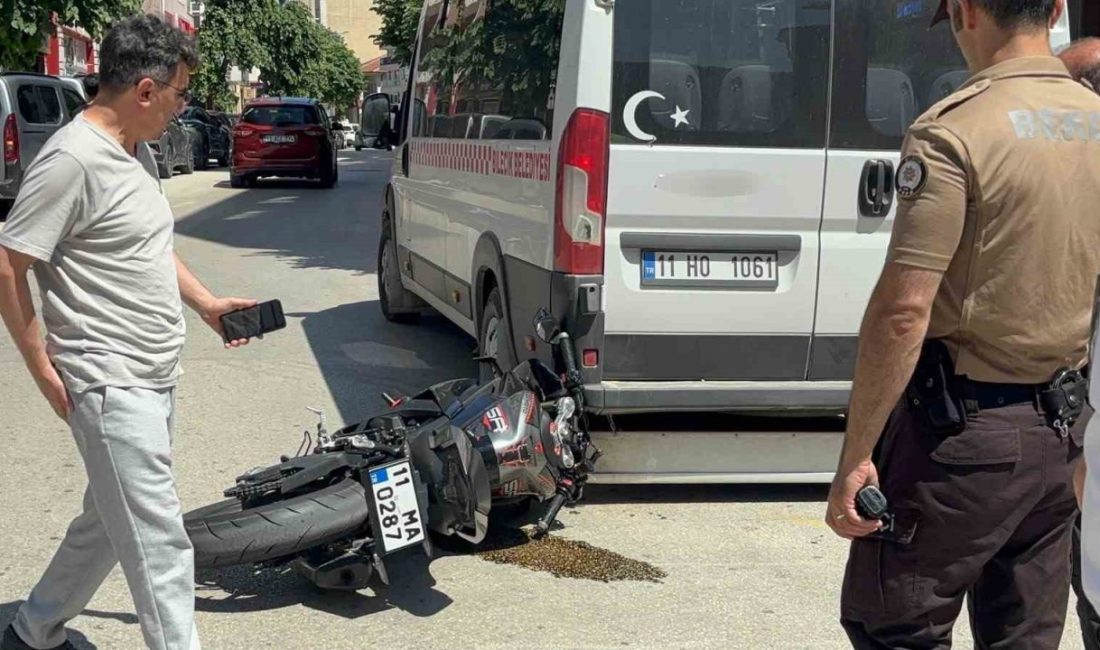 Bilecik’te otomobille çarpıştıktan sonra kontrolden çıkan motosikletin sürücüsü az kalsın