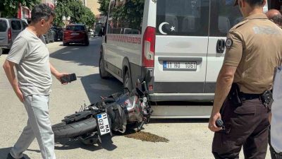 Bilecik’te otomobille çarpıştıktan sonra kontrolden çıkan motosikletin sürücüsü az kalsın