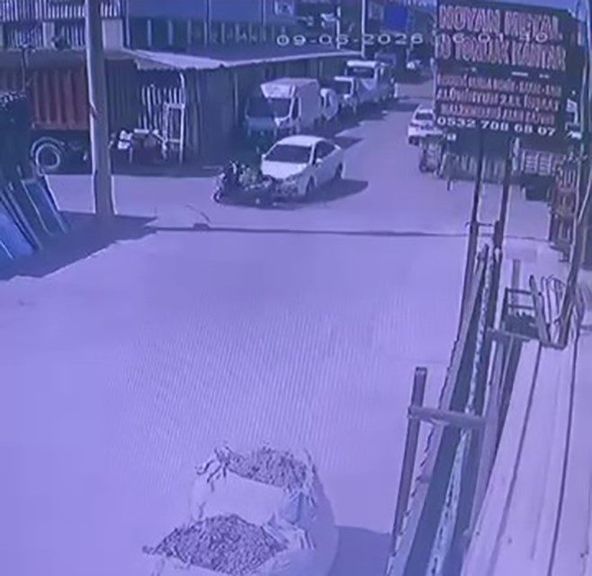 Kocaeli’nin İzmit ilçesinde otomobille çarpışan motosikletli sürücü yaralandı. Kaza anı