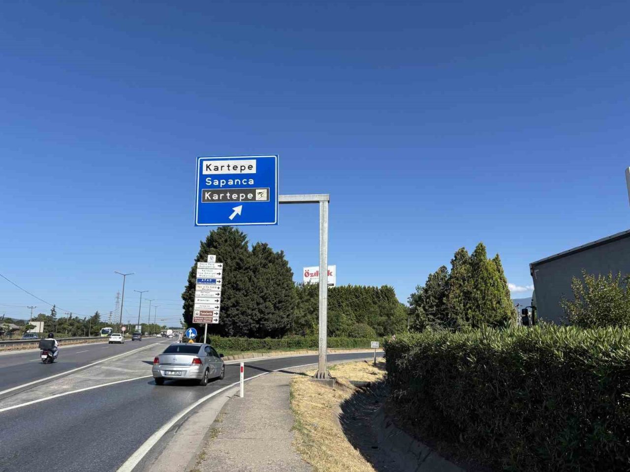 Kocaeli’nin Kartepe ilçesinde panelvanın yön tabelasına çarptığı kazada 1 kişi