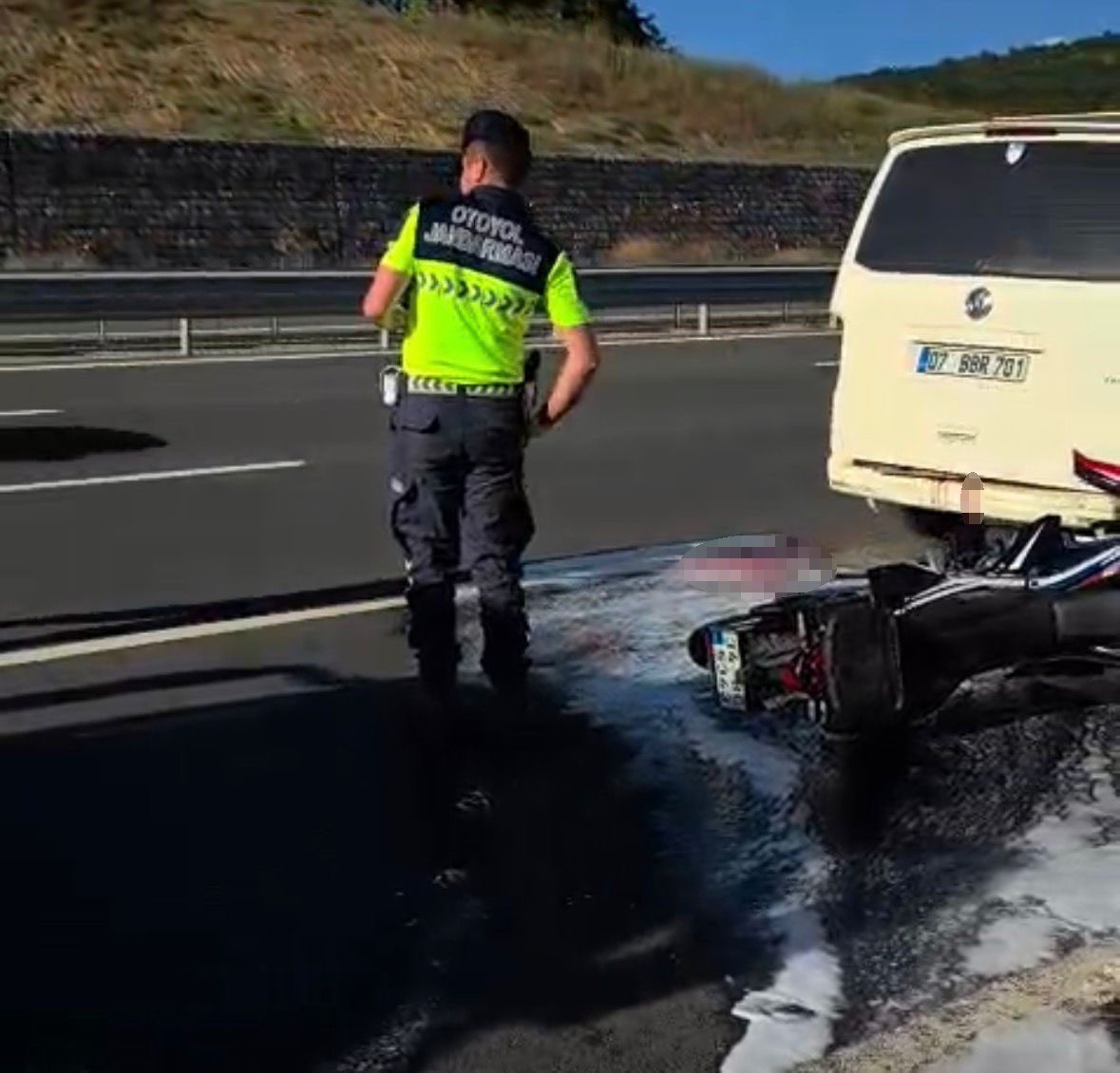 Kocaeli’nin İzmit ilçesi Kuzey Marmara Otoyolu’nda panelvana arkadan çarpan motosikletin