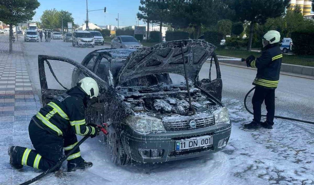 Bilecik’te park halindeki araç alev aldı. Bilecik’in Bozüyük ilçesinde park