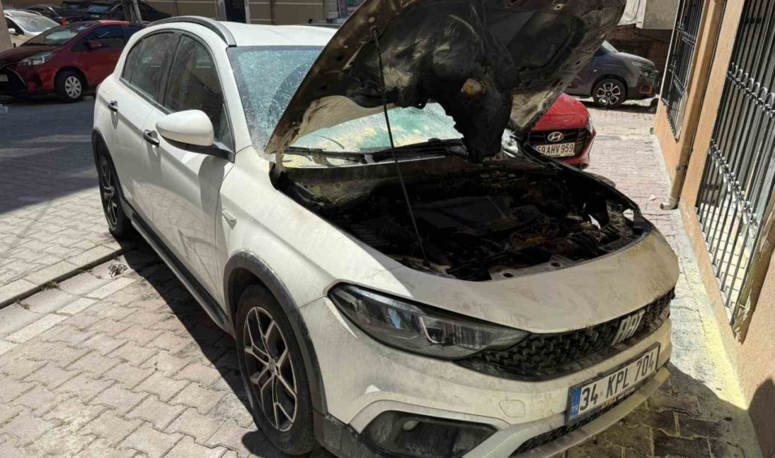 İstanbul Esenyurt’ta gece saatlerinde yüzleri maskeli 2 kişi, park halindeki