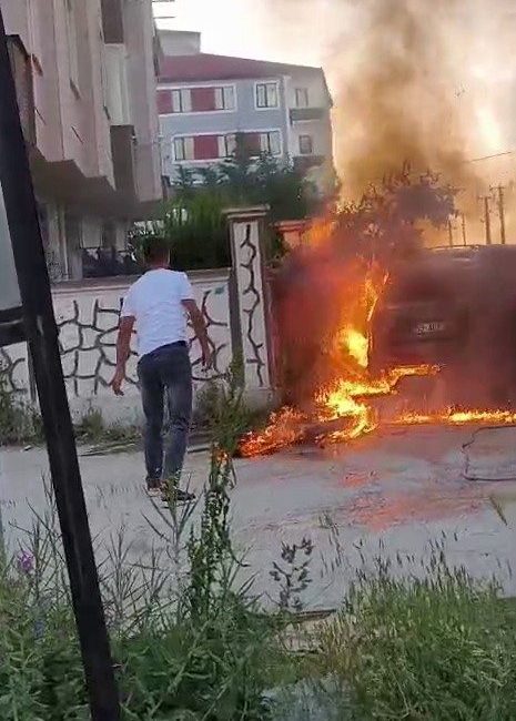 Tekirdağ’ın Kapaklı ilçesinde park halindeki otomobilde çıkan yangın itfaiye ekiplerince