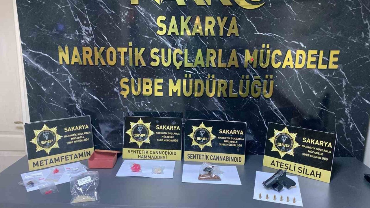 Sakarya’nın Adapazarı ilçesinde polisten kaçmaya çalışan zanlı, girdiği bir iş
