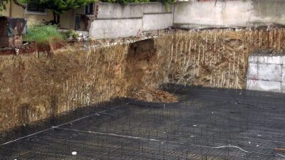 Sancaktepe’de etkili olan yağışların ardından bir inşaat alanının temel atma