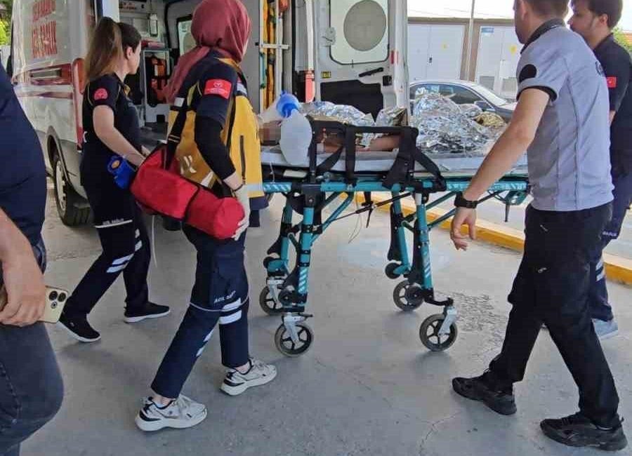 Sakarya’nın Sapanca ilçesinde konakladıkları bungalov tesisinin havuzunda can simidinden kayarak