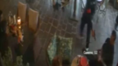 İstanbul Sarıyer’de bir AVM’deki kafeteryada oturan galerici ve adamı Barış