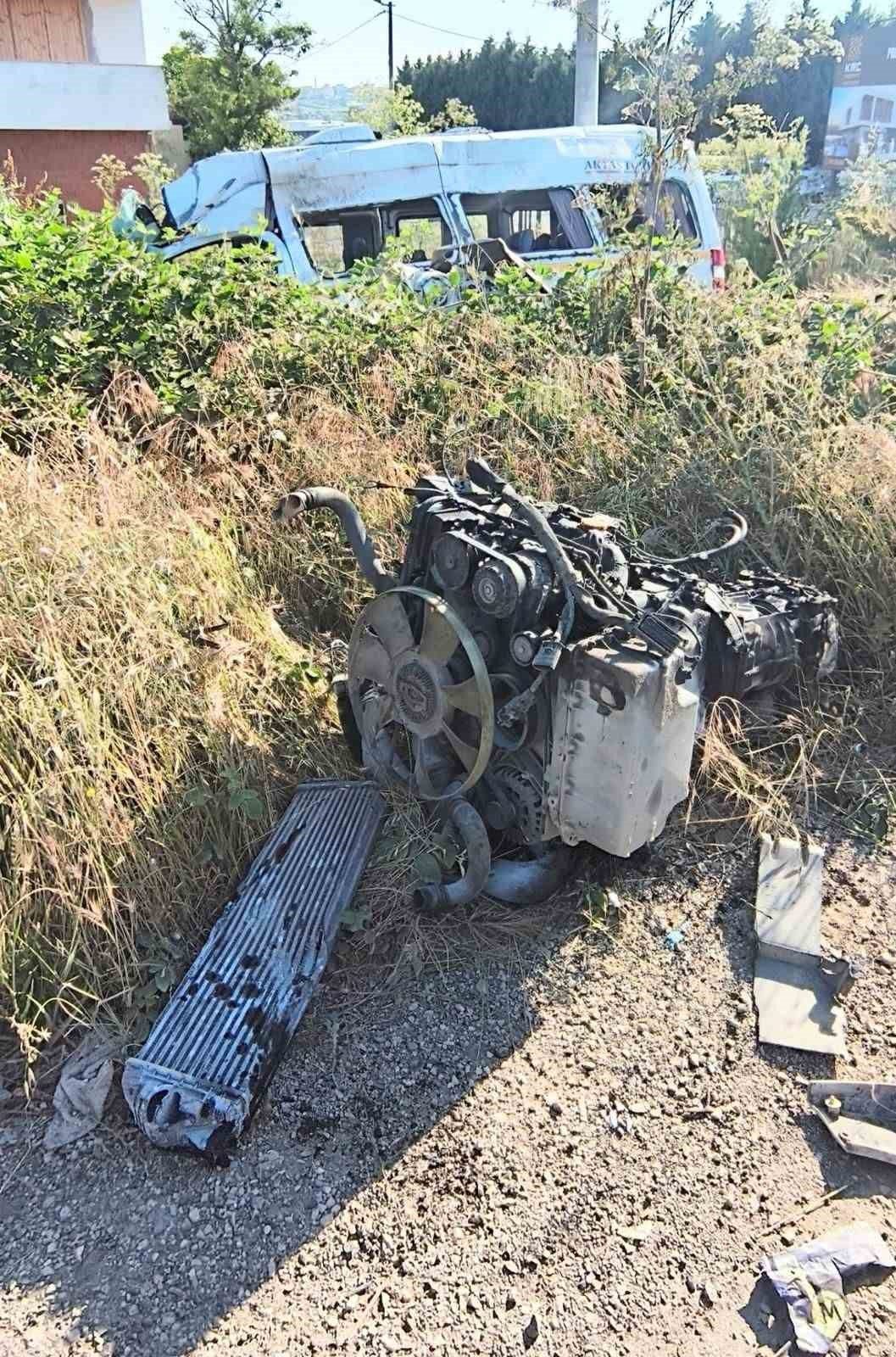 Bursa’da seyir halindeki servis minibüsünün lastiğinin patlaması sonucu kontrolden çıkan