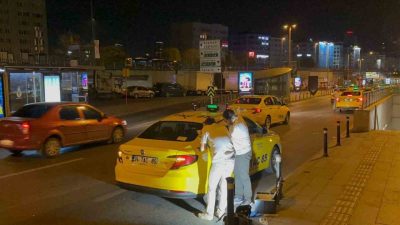Şişli Mecidiyeköy’de seyir halindeki takside, iddiaya göre yolcu ile şoför