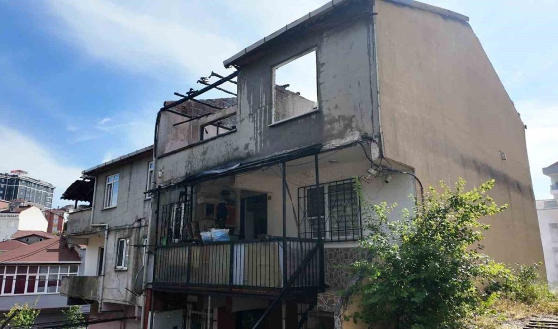 Sultanbeyli’de 3 katlı bir binanın çatısında çıkan yangın, yan binaya