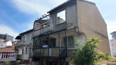 Sultanbeyli’de 3 katlı bir binanın çatısında çıkan yangın, yan binaya