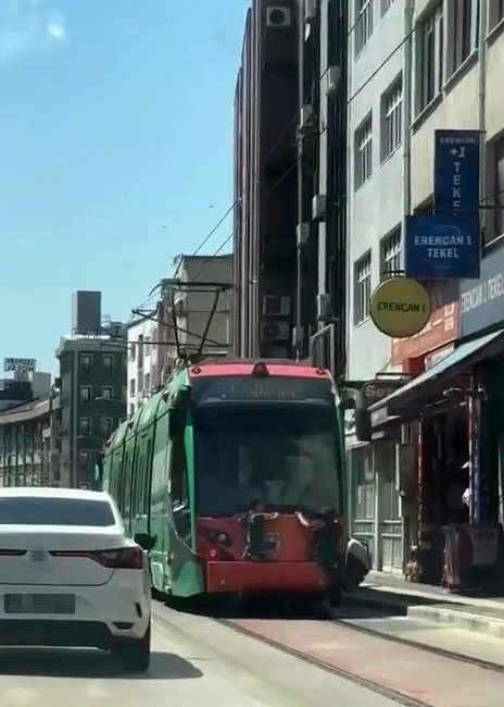 Bursa’da seyir halindeki tramvayın arkasına tutunarak yolculuk yapan iki çocuk,