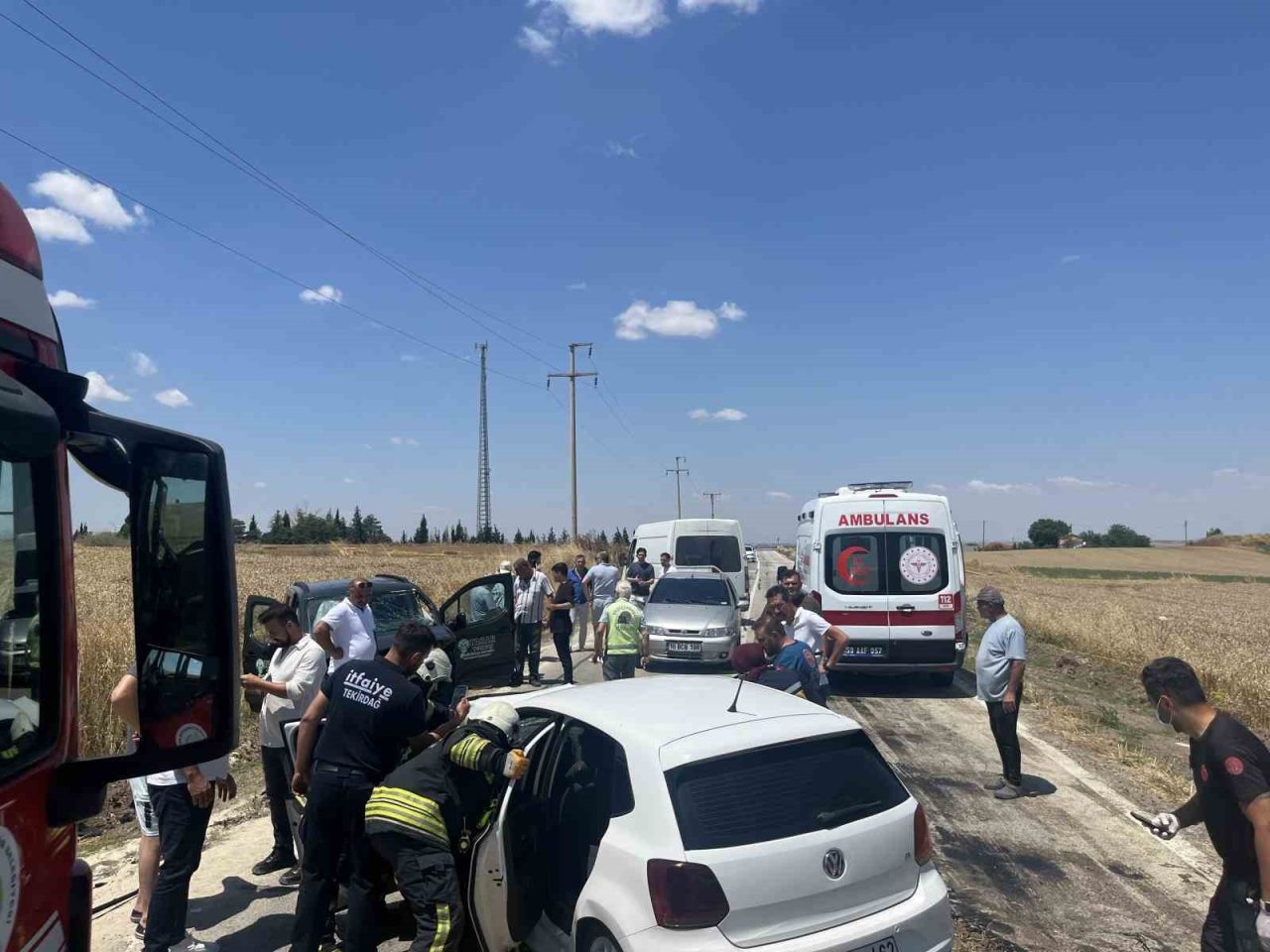 Tekirdağ’da sollamaya çıktığı iddia edilen otomobil karşı yönden gelen hafif