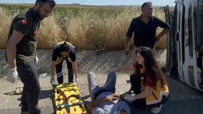 Tekirdağ’ın Ergene ilçesinde moloz yüklü kamyonunun devrilmesi sonucu şoför yaralandı.
