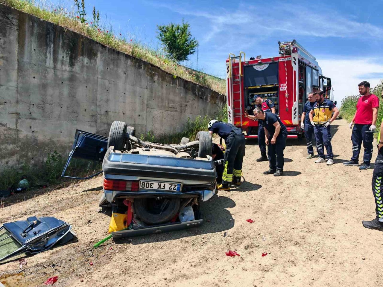 Tekirdağ’ın Malkara ilçesinde kontrolden çıkan otomobilin yaklaşık 3 metrelik menfeze