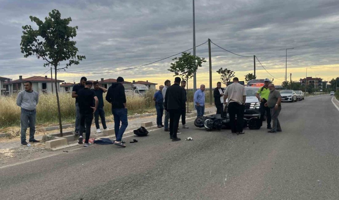 Tekirdağ’ın Çorlu ilçesinde otomobille çarpışan motosikletin sürücüsünün yaralandığı kaza kameraya
