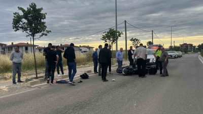 Tekirdağ’ın Çorlu ilçesinde otomobille çarpışan motosikletin sürücüsünün yaralandığı kaza kameraya
