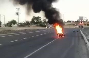 Tekirdağ’ın Süleymanpaşa ilçesinde Malkara yolu üzerinde seyir halindeyken alev alan