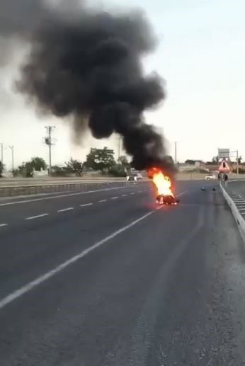 Tekirdağ’ın Süleymanpaşa ilçesinde Malkara yolu üzerinde seyir halindeyken alev alan