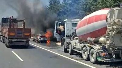 TEM Otoyolu Kumburgaz mevkisinde seyir halindeki bir araçta çıkan yangın