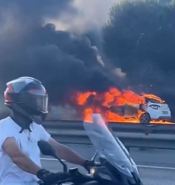 İstanbul Avcılar’da TEM Otoyolu’nda seyir halindeki otomobil alev alev yandı.