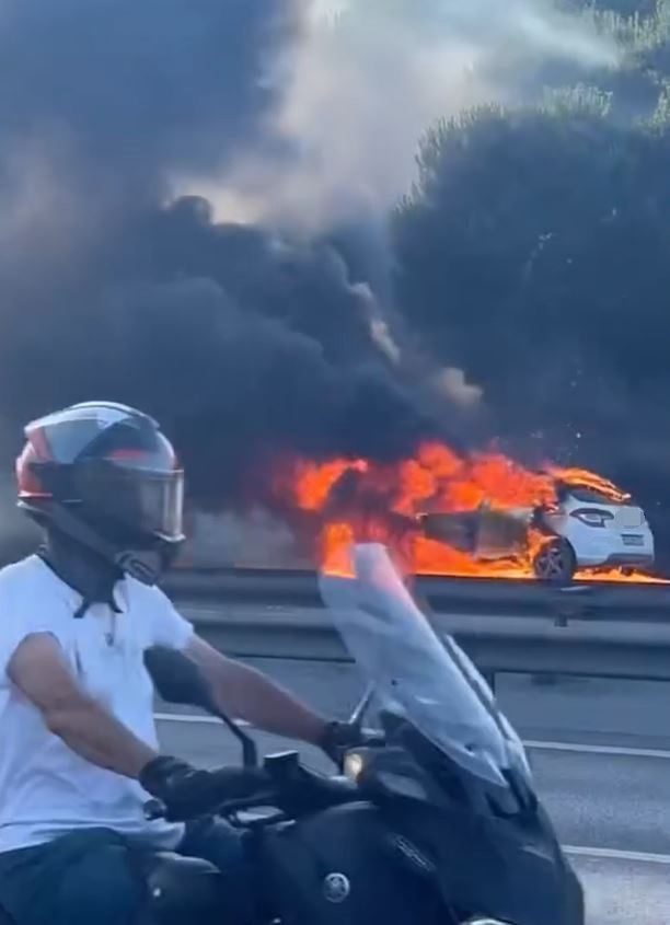 İstanbul Avcılar’da TEM Otoyolu’nda seyir halindeki otomobil alev alev yandı.