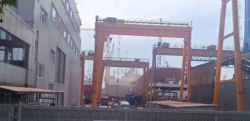 Tuzla’da bulunan Dentaş Tersanesi’nde bakımda olan bir gemide çıkan yangına