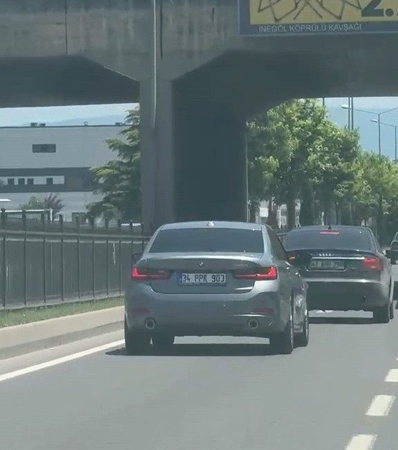Bursa’nın İnegöl ilçesinde trafikte tehlikeli hareketler yaparak hem kendi canlarını