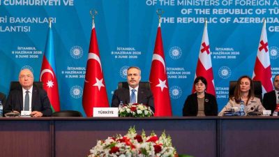 Dışişleri Bakanı Hakan Fidan’ın ev sahipliğinde Çırağan Sarayı’nda düzenlenen Türkiye-Azerbaycan-Gürcistan