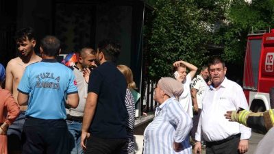 Tuzla’da 4 katlı bir binanın çatısında çıkan yangın, rüzgarın etkisiyle