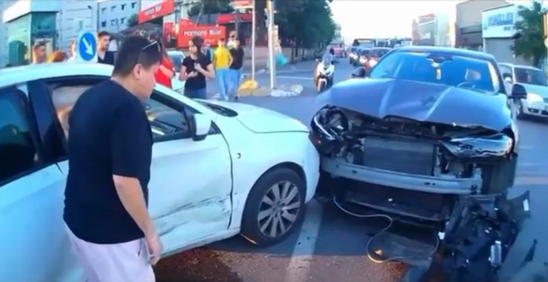 Ümraniye’de kırmızı ışıkta geçen bir otomobil kazaya sebep oldu. Kaza