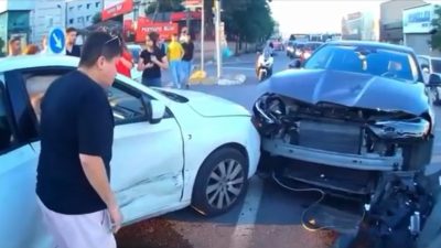 Ümraniye’de kırmızı ışıkta geçen bir otomobil kazaya sebep oldu. Kaza
